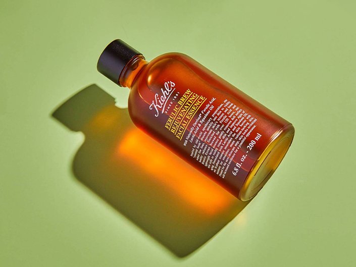 Photo of the Kiehl’s Ferulic Brew Antioxidant Facial Treatment With Lactic Acid on a green background
